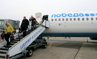 "Победа" ожидает снижения пассажиропотока в 2020 году на 12,6% - Транспорт Пассажиры сходят с самолета российской низкобюджетной авиакомпании