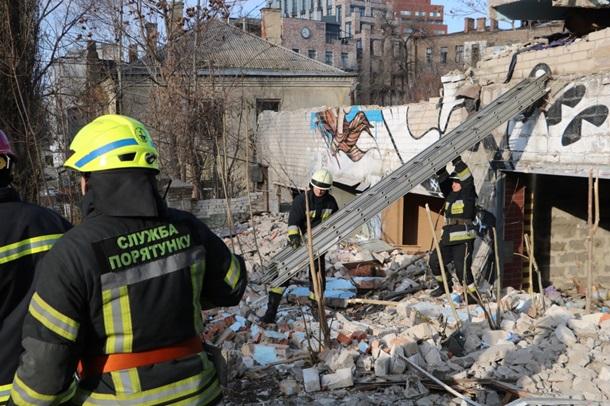 В Днепре на мужчину упала бетонная плита В Днепре на мужчину упала бетонная плита3