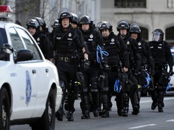 В США сторонники и противники Трампа устроили перестрелку В США сторонники и противники Трампа устроили перестрелку