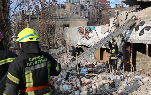 В Днепре на мужчину упала бетонная плита В Днепре на мужчину упала бетонная плита
