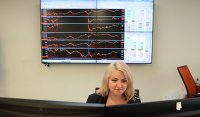 Эксперты дали прогноз по динамике рынка акций и курса рубля - Индексы Сотрудница в офисе группы