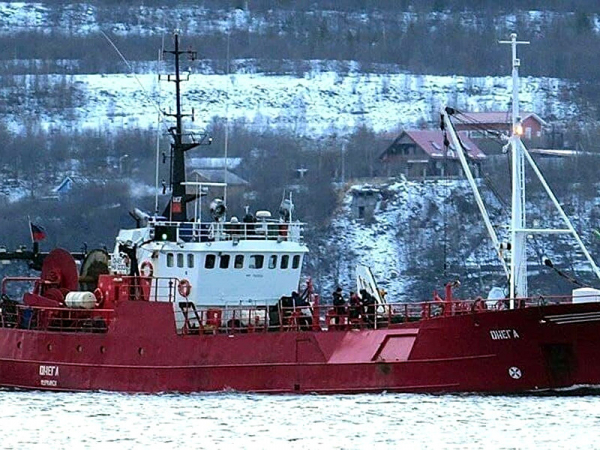 Поиски рыбаков с затонувшего судна в Баренцевом море будут идти как минимум сутки У Новой Земли в Архангельской области затонуло рыболовецкое судно "Онега"