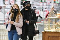 В Кремле дали оценку программе импортозамещения в России - Потребрынок Девушки в торговом центре