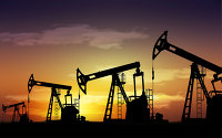 Минэнерго США понизило прогноз спроса и добычи нефти в этом году - Нефть Нефтяные насосы