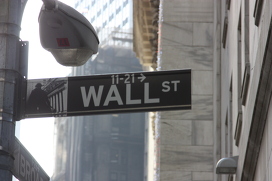 Биржи США растут на ожиданиях господдержки - Акции Указатель на Wall Street в Нью-Йорке