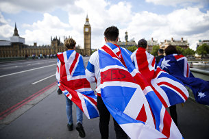 Более двух тысяч британских финансистов переехали во Францию из-за Brexit - Новости экономики !Люди с флагами Великобритании на Вестминстерском мосту в Лондоне