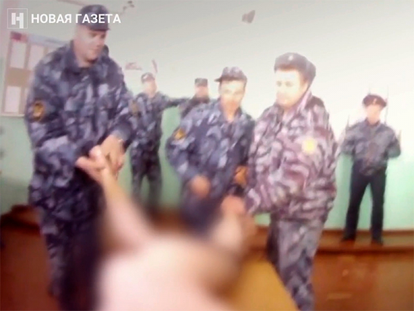 В Ярославле задержали двух сотрудников ИК-1 после публикации видео с пытками заключенных "Новая газета" 23 февраля опубликовала видеозаписи пыток в ярославской ИК-1, после которых заключенный Важа Бочоришвили, гражданин Грузии, умер в больнице