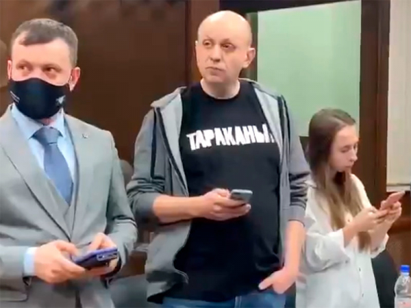 Главред "Медиазоны" Сергей Смирнов арестован на 25 суток из-за ретвита, что он похож на лидера рок-группы "Тараканы!" Сергей Смирнов в Тверском районном суде г. Москвы