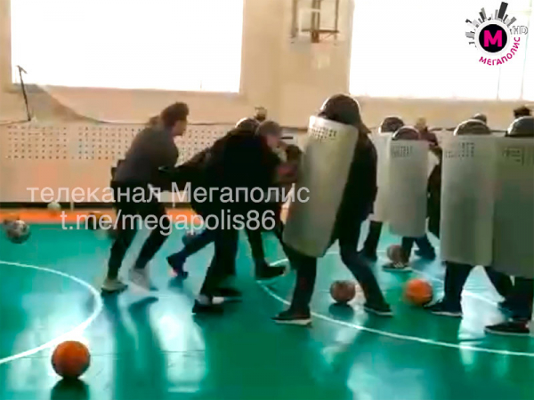В Нижневартовске полиция предложила школьникам поиграть в разгон акции протеста (ВИДЕО) В Нижневартовске полиция предложила школьникам поиграть в разгон акции протеста