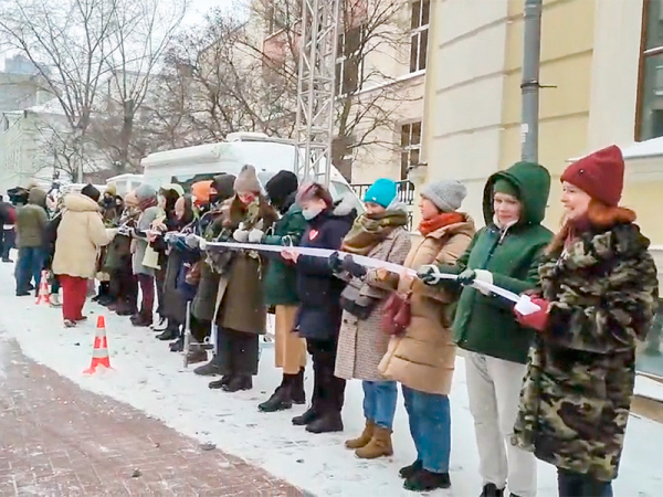 В Москве на Старом Арбате активистки выстроились в цепь солидарности в поддержку женщин-политзаключенных Москва, 14 февраля 2021 года