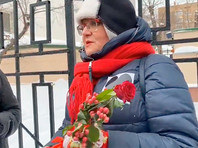 В Москве на Старом Арбате активистки выстроились в цепь солидарности в поддержку женщин-политзаключенных На акции присутствует муниципальный депутат Тимирязевского района Юлия Галямина