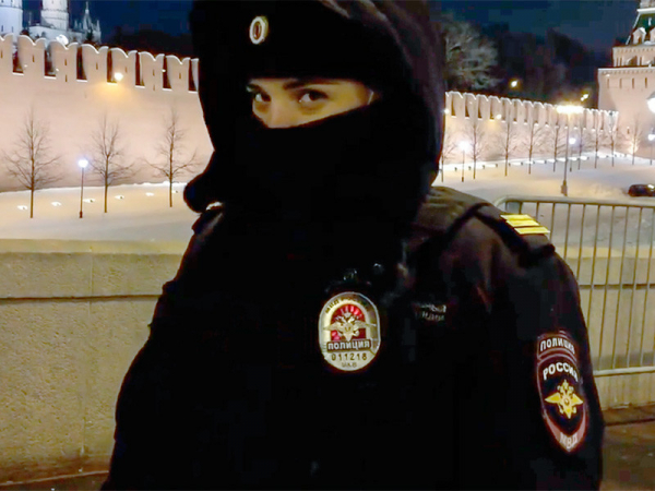 Возле мемориала Борису Немцову в Москве прошли задержания В ночь на 20 февраля силовики огородили, а потом зачистили мемориал Немцову, убрав все цветы, свечи и портреты