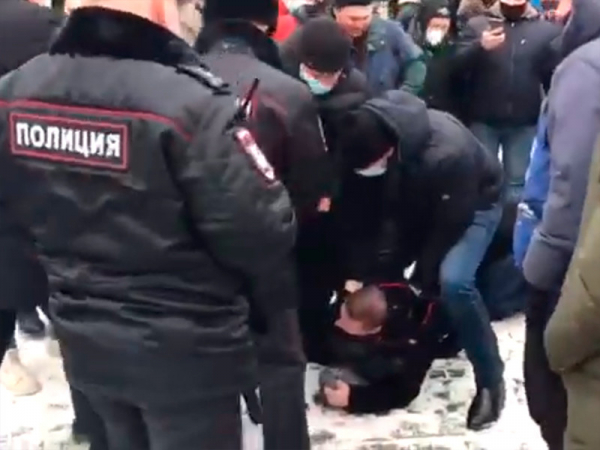 Во Владимире впервые в РФ приговорили к реальному сроку участника акции 23 января Задержание Виталия Тимофеенко, распылившего газ в лицо полицейского