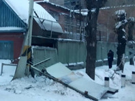 В Омске трех женщин придавило забором, в который въехал тепловоз Одна женщина погибла и две пострадали, оказавшись под завалами бетонного забора омского предприятия, после того как его повредил тепловоз