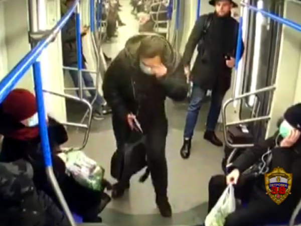 В московском метро певец распылил в лицо пассажиру баллончик после замечания (ВИДЕО) В Москве задержали певца, распылившего перцовый баллончик в лицо пассажиру метро, который сделал ему замечание