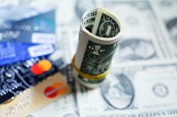 Saxo Bank предсказал подъем ВВП России во втором квартале - Мировая экономика Денежные купюры США и банковские карты международных платежных систем VISA