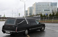 В России в марте зафиксировано снижение экспорта пшеницы на 60% - Сельское хозяйство Машина ритуальной службы на дороге недалеко от карантинного центра по коронавирусу в Коммунарке.