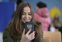 РЖД рассказали, как перевозить грузы вдвое быстрее Суэцкого канала - Транспорт Девушка со смартфоном