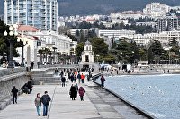 Мировые цены на продовольствие выросли до максимума с июня 2014 года - Мировая экономика Люди гуляют по набережной Ялты