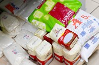 Набиуллина призвала отказываться от административного ограничения цен - Новости экономики Мешки и пачки с сахаром на полке магазина