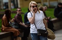 Специалист рассказал, почему нельзя хранить свои пароли в браузере - Диджитал Женщина говорит по телефону на улице Москвы