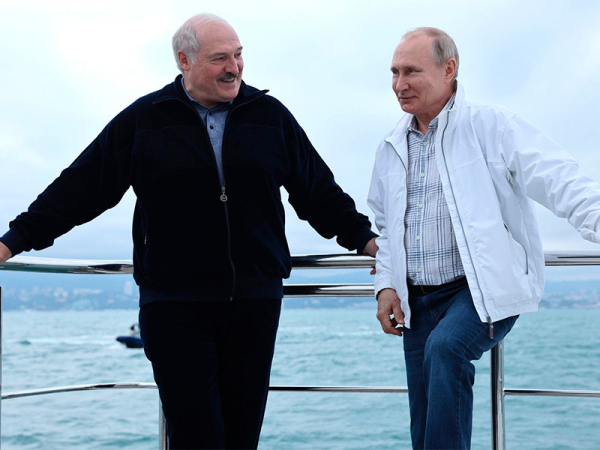 Путин и Лукашенко покатались на яхте, договорились о втором транше российского кредита в $500 млн и о новых рейсах "Белавиа" в РФ Президенты России и Белоруссии Владимир Путин и Александр Лукашенко в субботу продолжили встречу в Сочи в "неформальной обстановке"