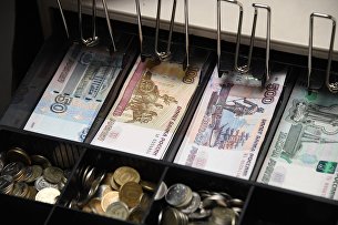 Аналитик рассчитал, когда рубль взлетит до небес - Валюта Деньги в кассовом аппарате
