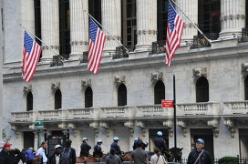 Число рабочих мест в частном секторе США в апреле выросло меньше прогноза - Мировая экономика Конный конвой у Нью-Йоркской фондовой биржи