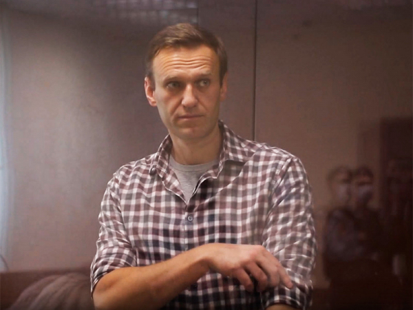 Навальный подал в суд на колонию из-за запрета его адвокатам проносить на свидания телефоны Алексей Навальный подал в суд на администрацию исправительной колонии N3 из-за того, что его адвокатам запретили проносить на встречи с ним телефоны и ноутбук