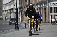Раскрыты детали готовящихся ограничений на электросамокаты - Транспорт Жители Москвы едут по улице на велосипедах и самокатах