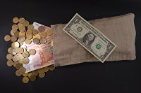 Цены на золото упали почти на 5% - Товарно-сырьевые рынки Денежные купюры и монеты России и США.