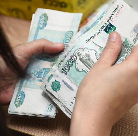 Сколько денег нужно на безбедную старость и где их взять Работник почтамта пересчитывает деньги