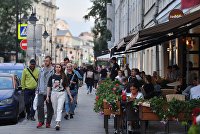 Сервисы доставки еды оценили последствия введения QR-кодов - Потребрынок Прохожие идут мимо летней веранды кафе в Москве