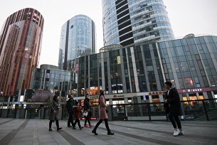 Инвесторы ждут рост китайских бирж во втором полугодии - Индексы Горожане на территории многофункционального комплекса Sanlitun Soho в Пекине