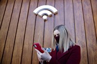 Россиян предупредили, кто и как может украсть их банковский пароль - Диджитал Девушка заряжает мобильный гаджет