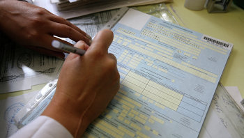 Исследование показало, как воспитание влияет на последующий заработок - Макроэкономика Медсестра заполняет больничный лист. Архивное фото