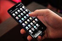Эксперт рассказал о влиянии на смартфон режима энергосбережения - Диджитал Смартфон в руках покупателя