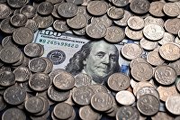 Американский фондовый рынок закрылся ростом - Индексы Российские копеечные монеты и купюры американских долларов.