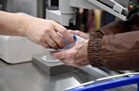Россиянам рассказали, сколько будет стоить красная икра перед Новым годом - Потребрынок Покупательница забирает сдачу и чек в супермаркет