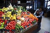 Минэкономики предложило отложить реформу по утилизации отходов - Макроэкономика Продавец раскладывает товар на ярмарке выходного дня