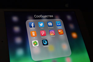 Крупнейшие мировые корпорации продолжают сталкиваться со сбоями в Сети - Телеком Иконки социальных сетей на экране смартфона.