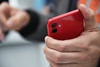 Юрист объяснил, как быть, если сказал "да" мошенникам - Диджитал !Смартфон в руках покупателя в магазине