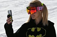 Эксперт объяснил, нужно ли отключать геолокацию на смартфоне - Диджитал Девушка со смартфоном