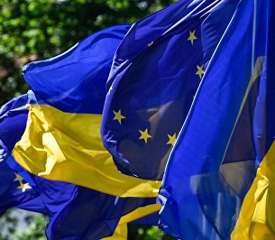 «Путин обещал»: украинцы надеются, что Россия не даст им замерзнуть - Мировая экономика Флаги Украины и Евросоюза на церемонии по случаю введения безвизового режима между Украиной и ЕС