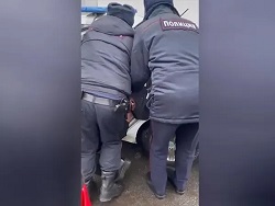 14-летняя девочка перешла дорогу в неположенном месте. Её "скручивали" пять полицейских 14-летняя девочка перешла дорогу в неположенном месте. Её "скручивали" пять полицейских