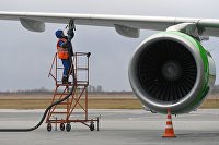 В S7 предрекли обвал рынка перевозок из-за системы QR-кодов - Транспорт Заправка топливом самолета Boeing 737 MAX 8 авиакомпании S7
