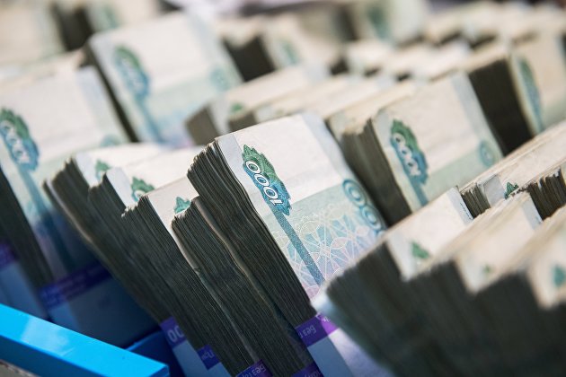 Рубль стремительно дешевеет к доллару и евро на негативном внешнем фоне - Валюта Рубль стремительно дешевеет к доллару и евро на негативном внешнем фоне - Валюта