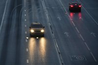 Россиянам рассказали, как не дать "умереть" автомобилю в мороз - Авто Движение автотранспорта по улице в Москве