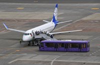 NYT: Польша использует показания экс-диспетчера из Минска в деле Ryanair - Транспорт Пассажиры поднимаются по трапу на борт самолета белорусской авиакомпании