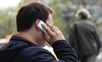 МТС планирует продать башенный бизнес - Телеком Мужчина говорит по телефону